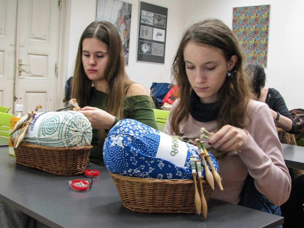 Čipka po moje – klekljarska delavnica za bodoče likovne&nbsp;ustvarjalke